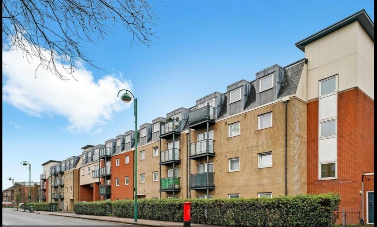 Spacious London Apartment 5 Min Walk To Leytonstone Underground Station And 5 Stops To Zone 1 Exteriör bild