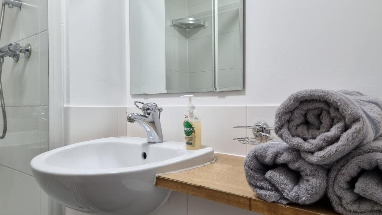 Spacious London Apartment 5 Min Walk To Leytonstone Underground Station And 5 Stops To Zone 1 Exteriör bild